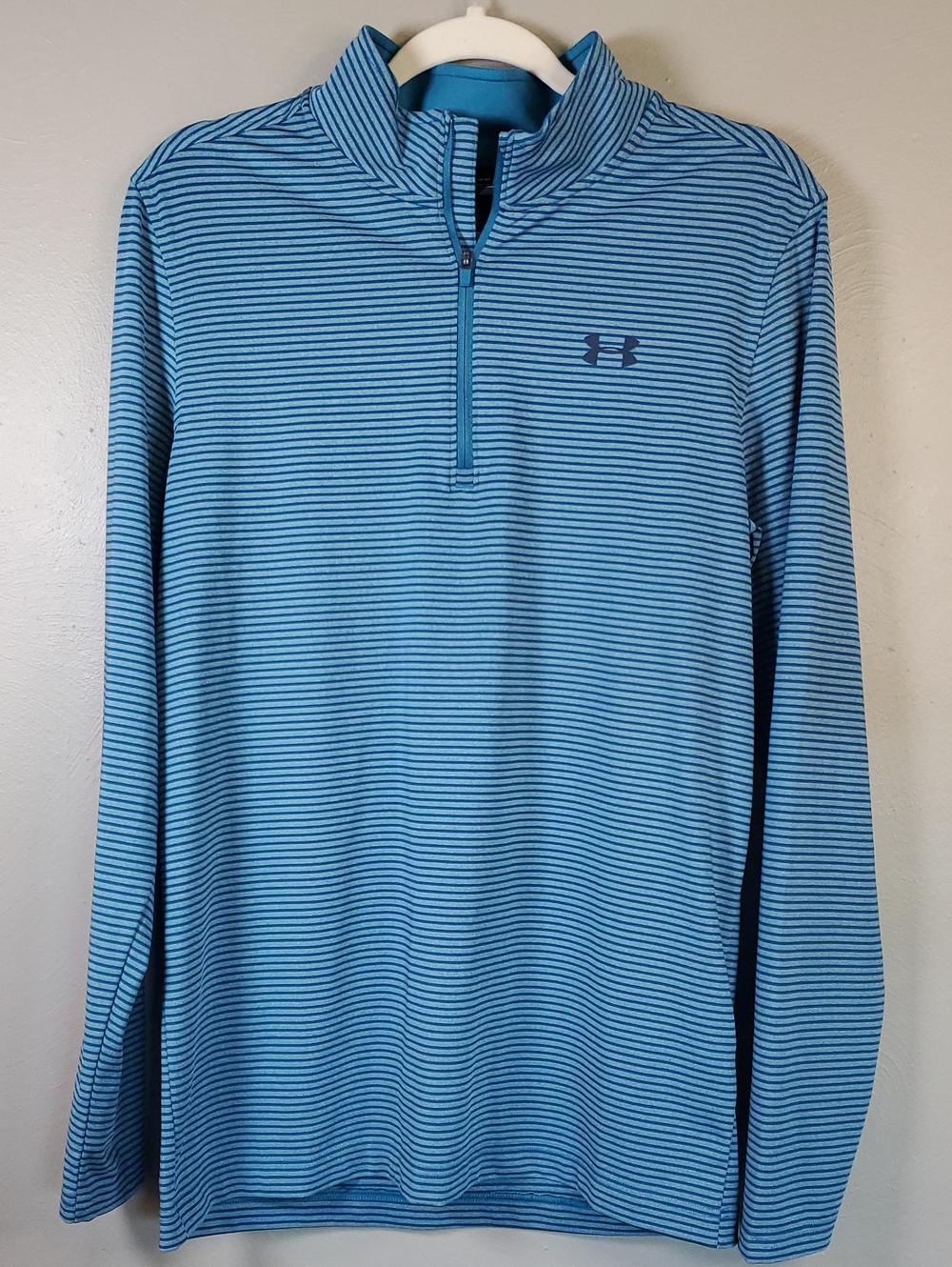 Under Armour Men's Light Blue & Navy Striped 1/4 Zip Pullover. Size Small